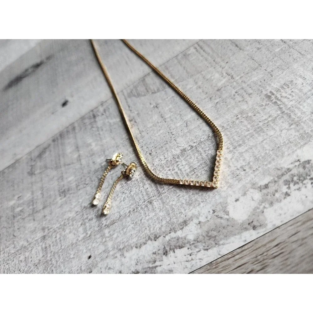 Vintage Avon Sparkling Crystal V-Shaped Necklace And Dangle Earring Set, In Box - Picture 6 of 8